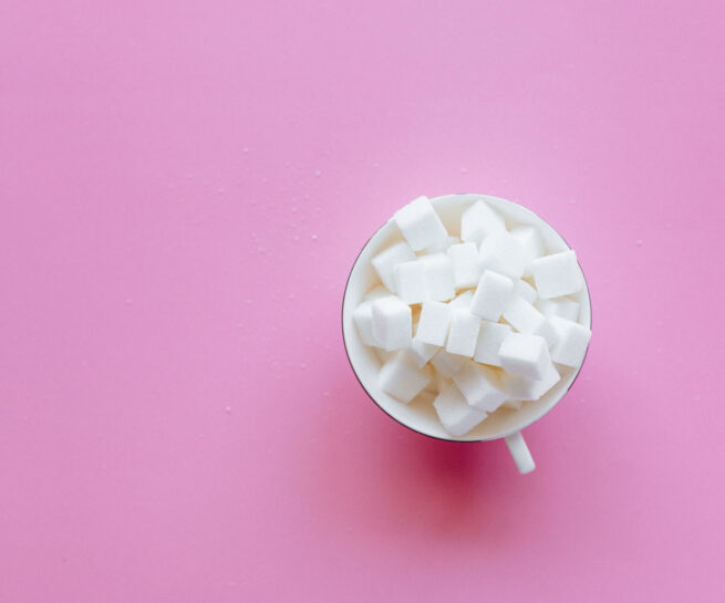 theekopje gevuld met suikerklontjes