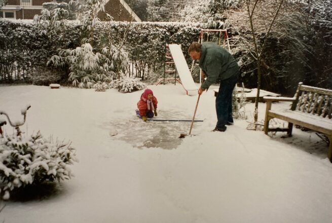Familiefoto: marte en haar vader in de tuin met sneeuw