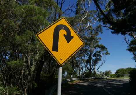 verkeersbord dat aangeeft dat een u-bocht is toegestaan