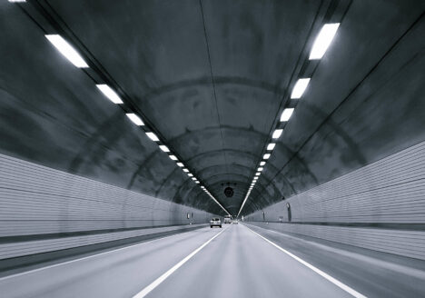 zwart wit foto van een tunnel