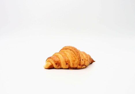 croissant tegen een witte achtergrond