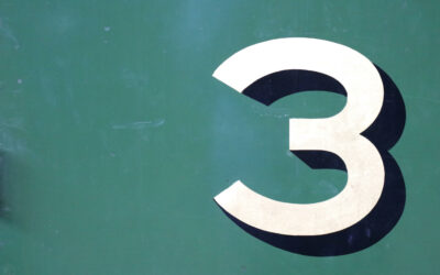 het getal 3, wit tegen een groene achtergrond